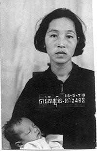 Vankileiriltä, jolla Chan Kim Srun teloitettiin, selvisi hengissä vain kourallinen ihmisiä. Myös naisen sylissä oleva poikavauva tapettiin. Terhi Rannelan fiktiivinen romaani Punaisten kyynelten talo pohjautuu punakhmerjohtaja Pol Potin hirmutekoihin.